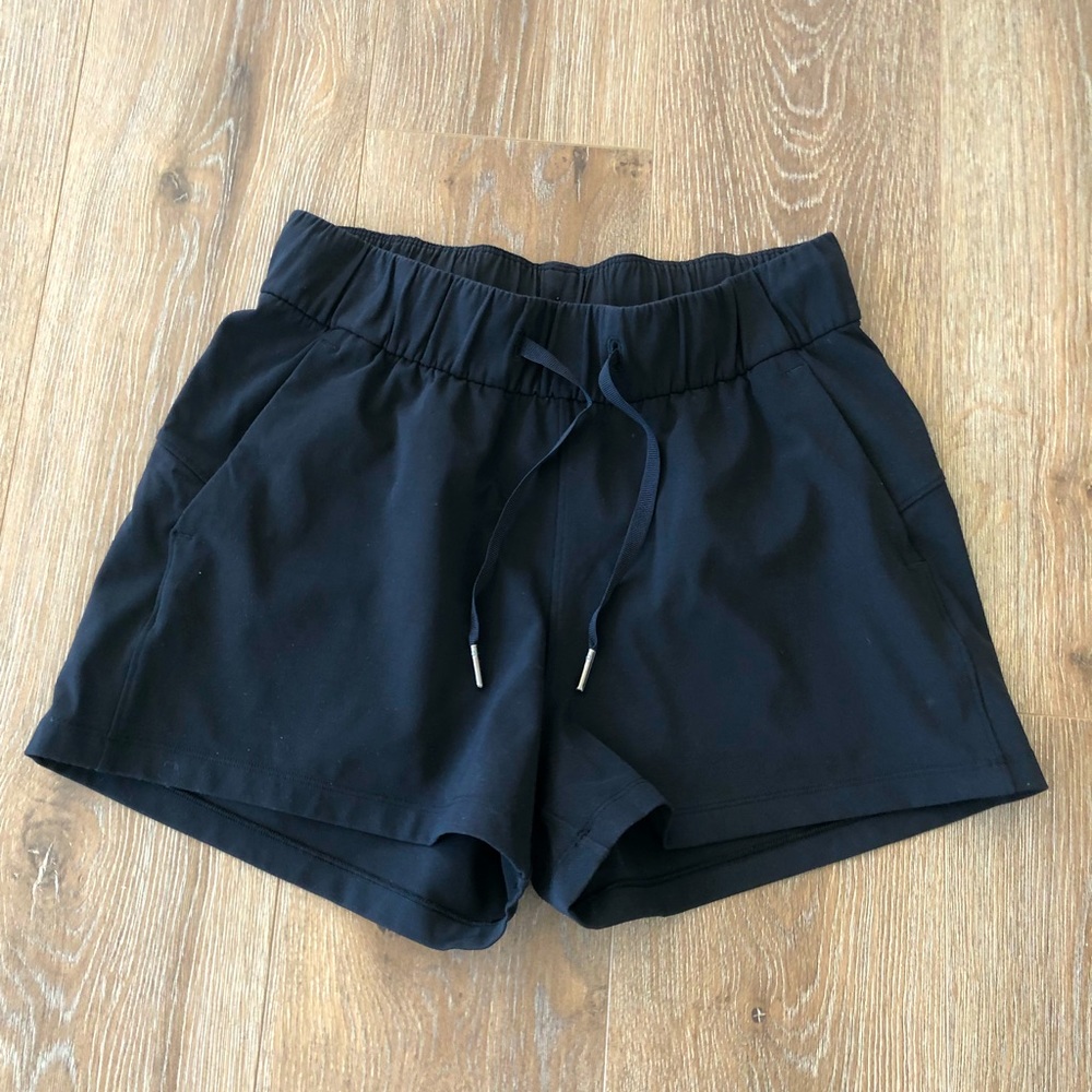 Lululemon On The Fly black short size 4